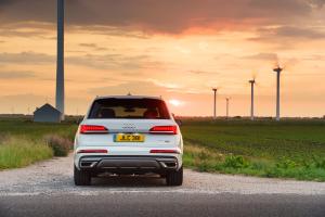 Audi Q7 55 TFSI e Quattro S-Line 2020 года  (UK)